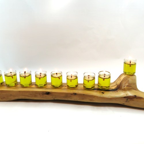 חנוכיה מעץ דגם אור הקדושה