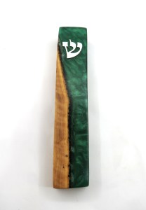 בית מזוזה עץ ושרף אפוקסי דגם קטיפה ירוקה