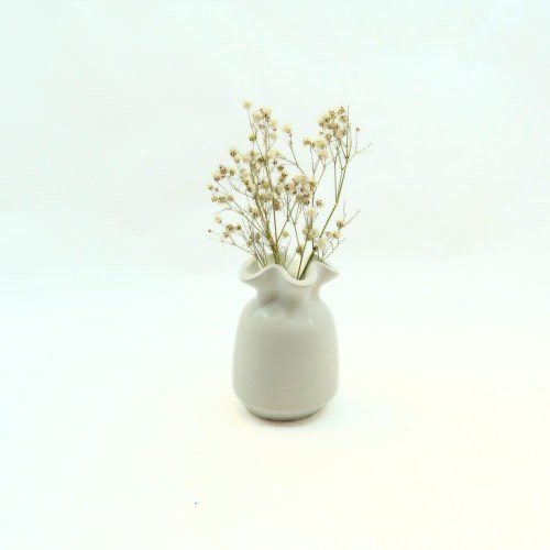 אגרטל קטן מבטון עם פרחים מיובשים